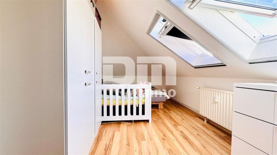 Gründerzeitliches Mehrfamilienhaus mit 8 bis 9 Wohneinheiten, Innenhof + Nebengebäude - DG Schlafzimmer / Kinderzimmer